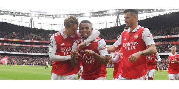 Arsenal pas op voor struikelende paarden